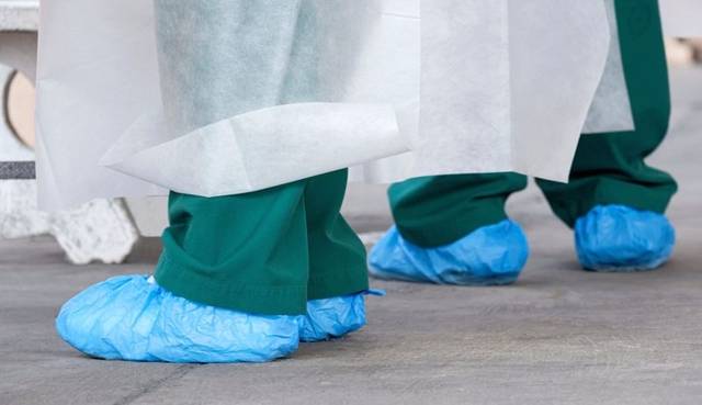 protective-wear-overshoes-anti-slip-disposable-blue-in-use protective-wear-overshoes-anti-slip-disposable-blue-in-use