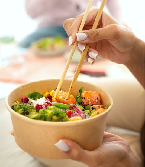 Bio-kraft-bowl-with-food-and-hands Bio-kraft-bowl-with-food-and-hands